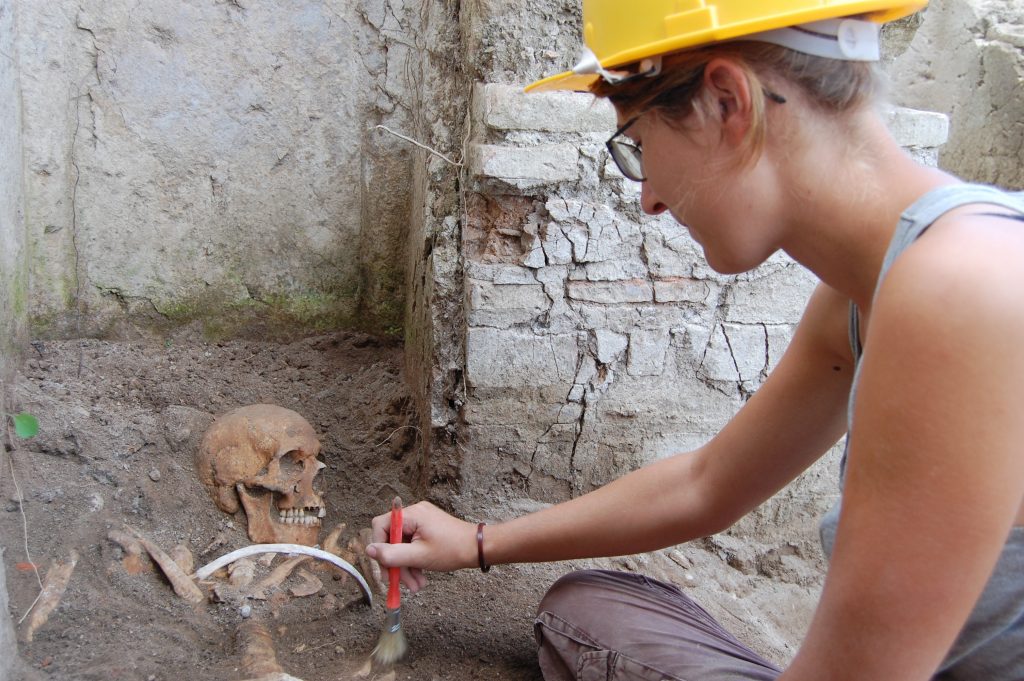 Students excavating on site at Portus (Photo: Hembo Pagi/ Portus Project)